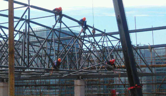 广水论网架装配施工中搭设脚手架应当留神的事故